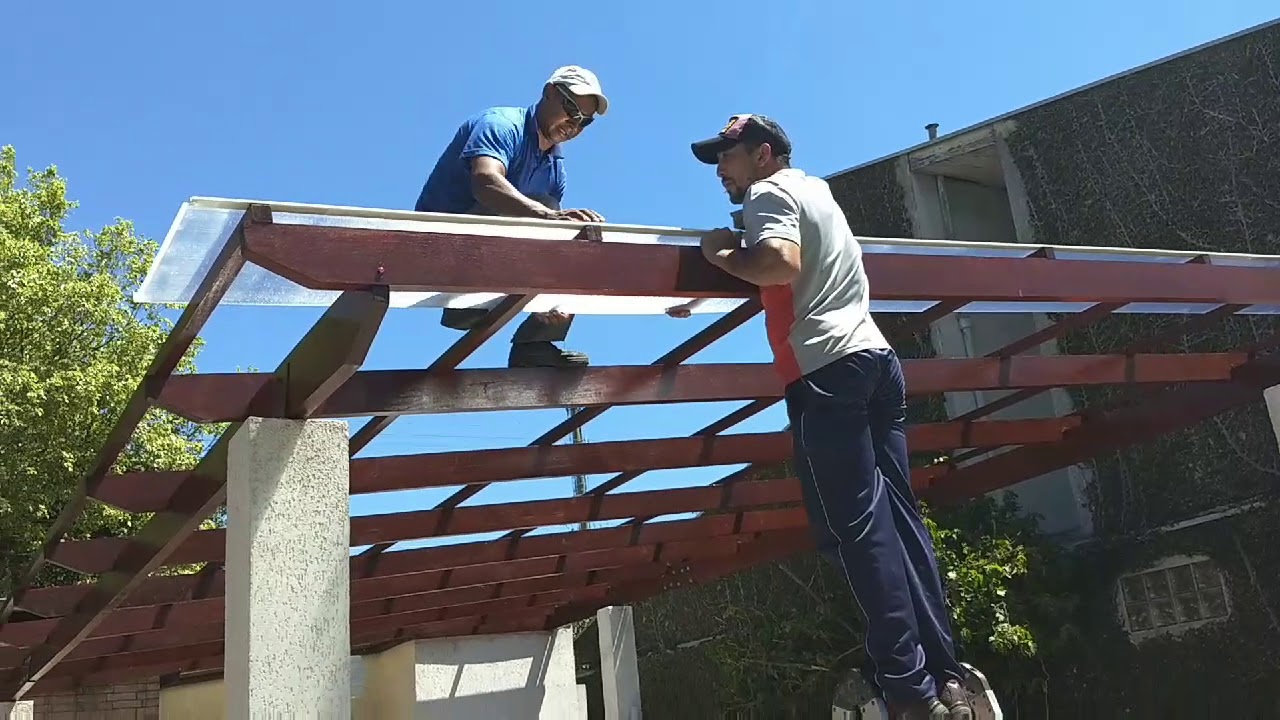 Passo a passo de como instalar uma cobertura de policarbonato em pergolado de madeira - Polysolution