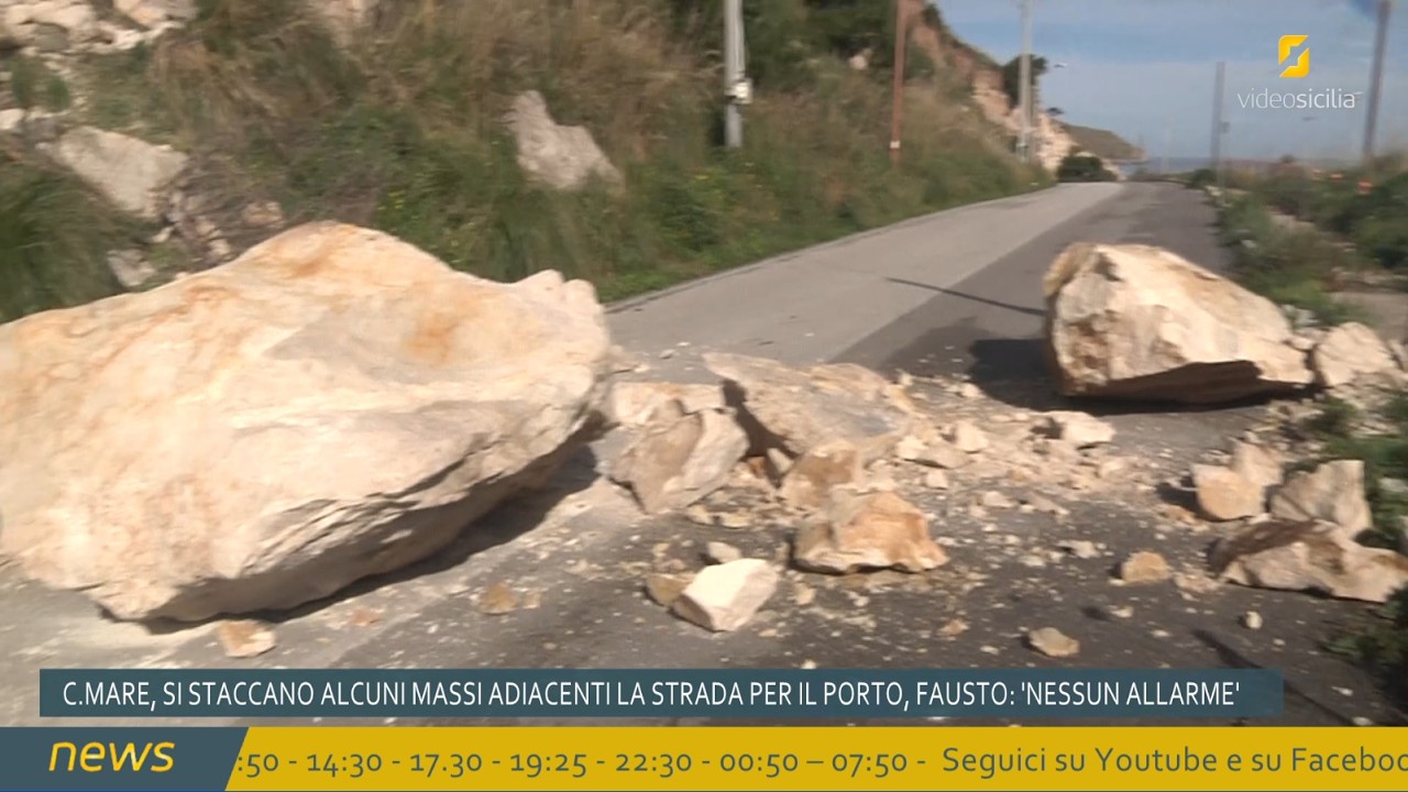 C.mare del Golfo, si staccano alcuni massi adiacenti la strada per il porto