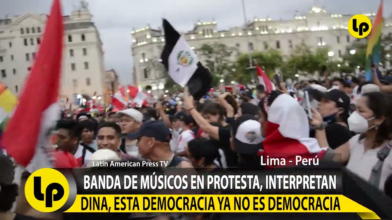 BANDA DE MÚSICOS EN PROTESTA, INTERPRETAN DINA, ESTA DEMOCRACIA YA NO ES DEMOCRACIA