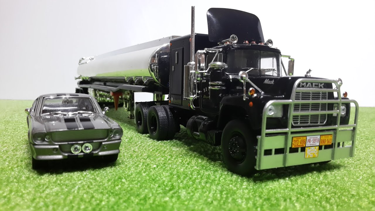 Mack RS700 Convoy