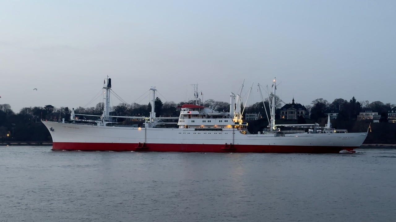 Die Cap San Diego verlässt Hamburg
