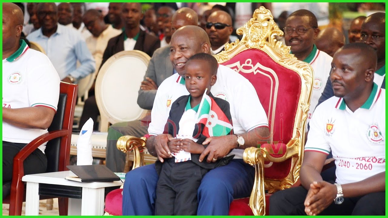 Umwana muto cane atangaje Umukuru w'Igihugu anamusaba i foto  abantu bumiwe