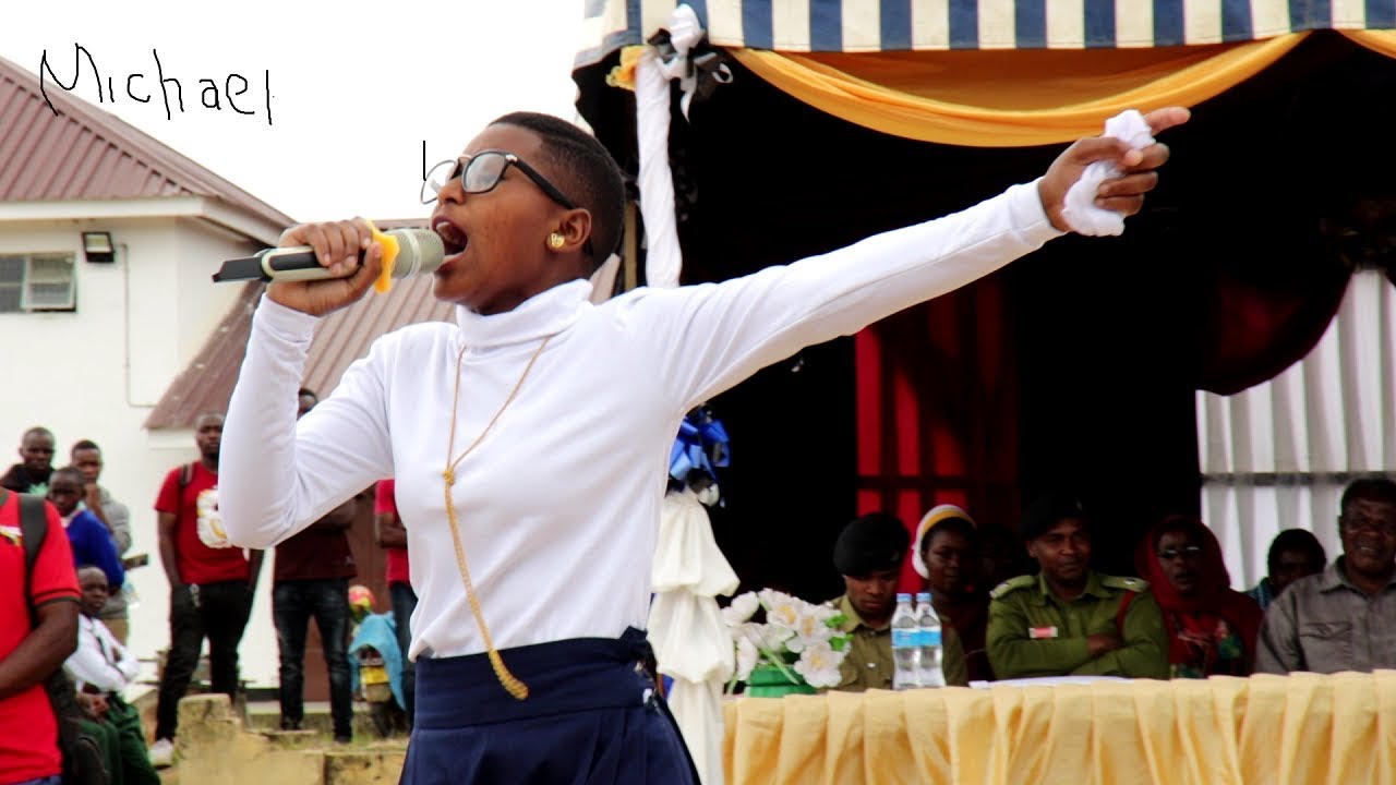 Binti aimba mpka walimu, wazazi na wanafunzi walia Kwa furaha