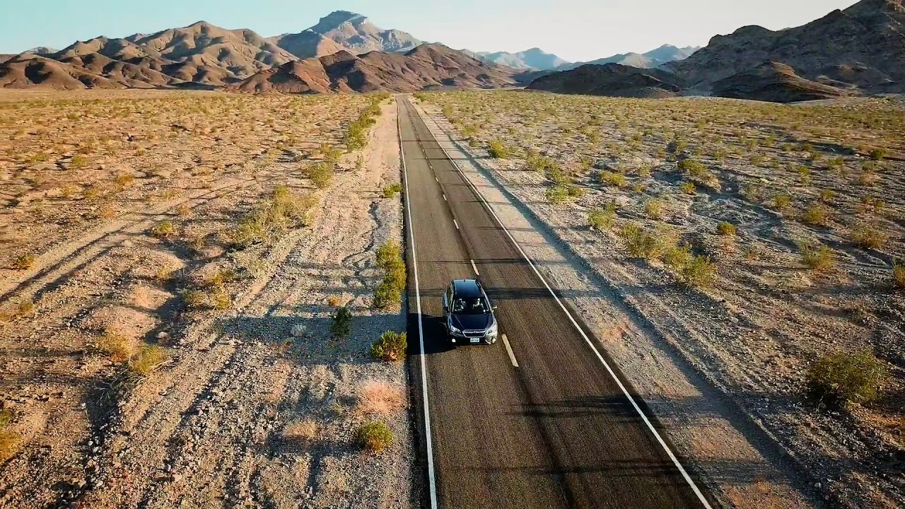 Subaru Outback 2019 free in the open spaces of a dead valley.