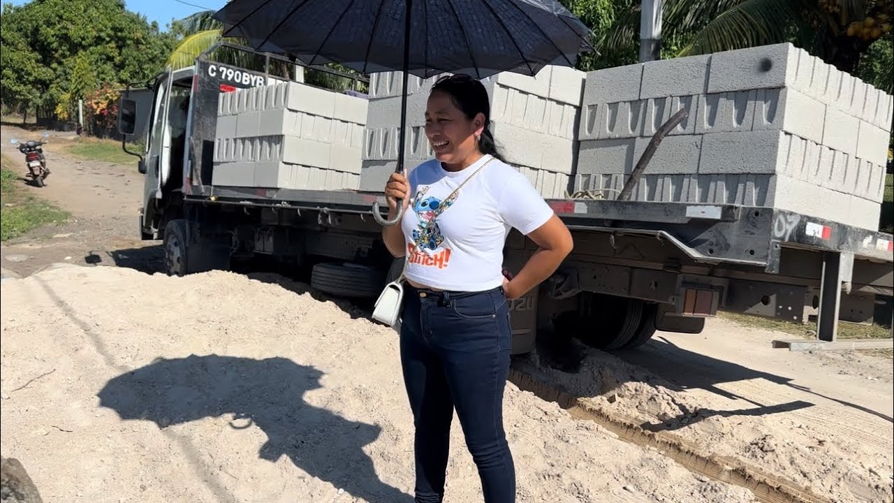 Llego un camión cargado de uves más material mira quien lo mando 🥳