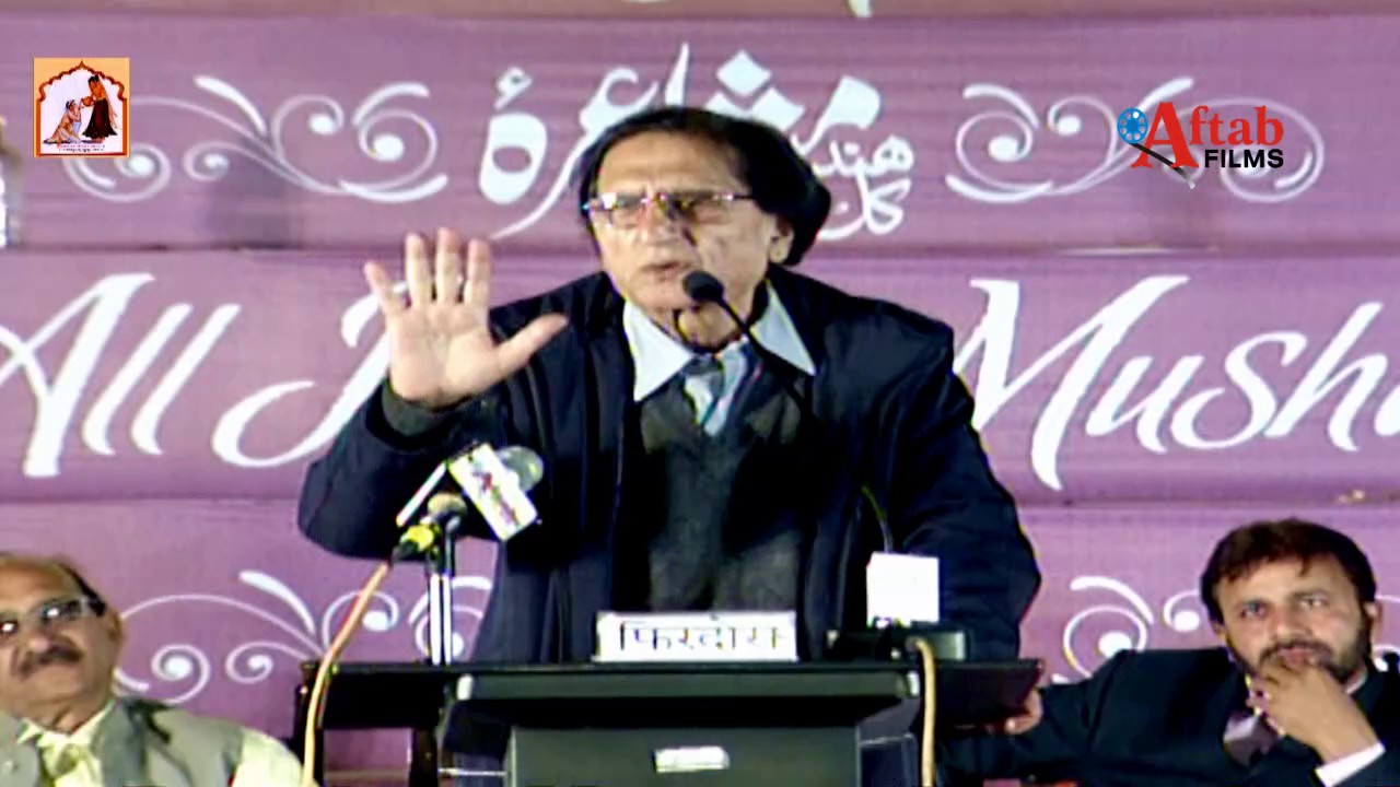 Dr. Waseem Barelvi Ummeed Cultural Foundation Aurangabad ke Mushaira Mein apna kalam sunate huwe