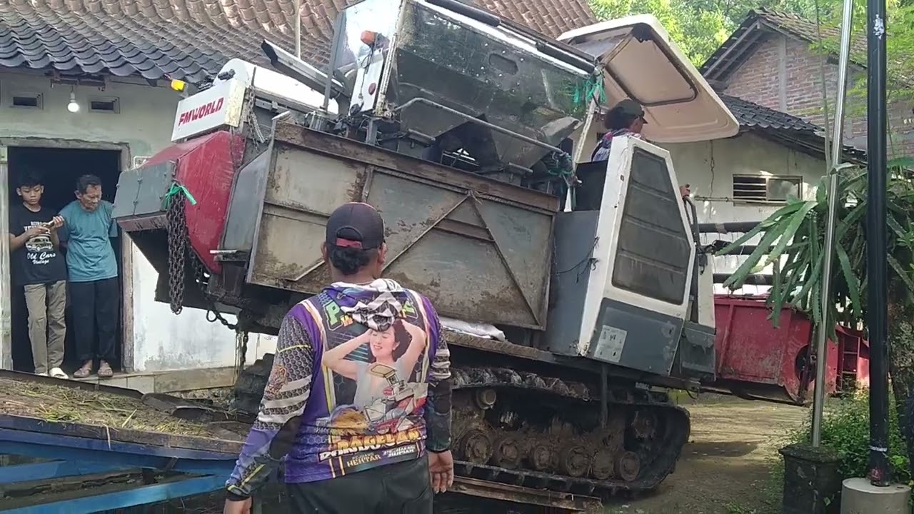 PROSES TURUNNYA TRAKTOR PEMANEN PADI