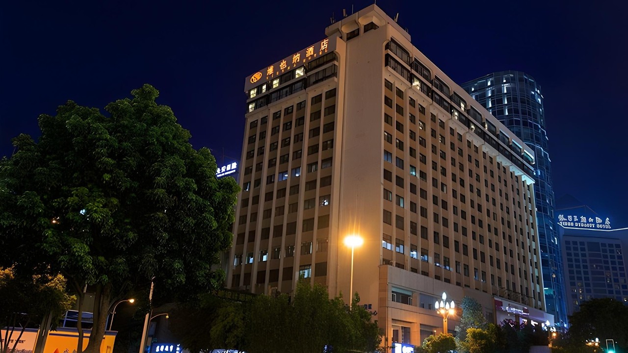 Vienna Hotel Chengdu Taikoo Li Chunxi Road Pedestrian Street | Chengdu, China | Hotel Review 🏩