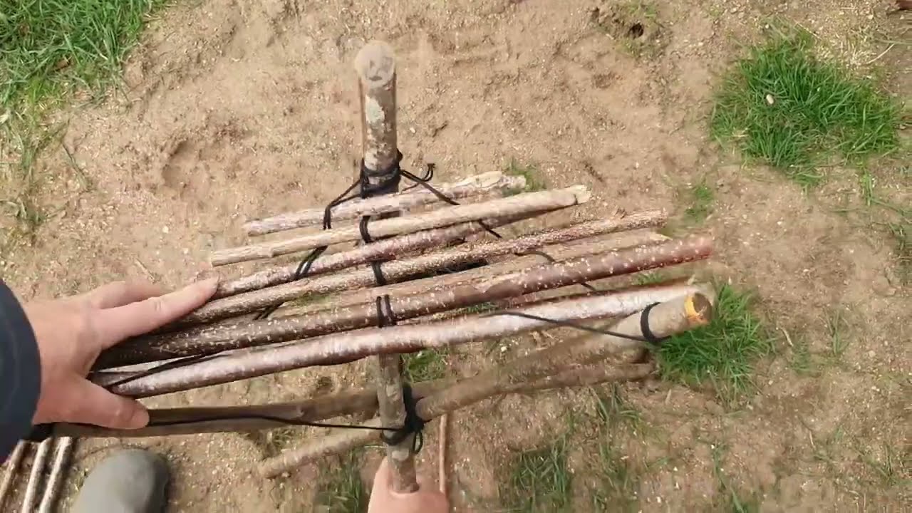 3 tutos bushcraft en 1:   tabouret , table  et  fauteuil   # bushcraft#camping #bivouac