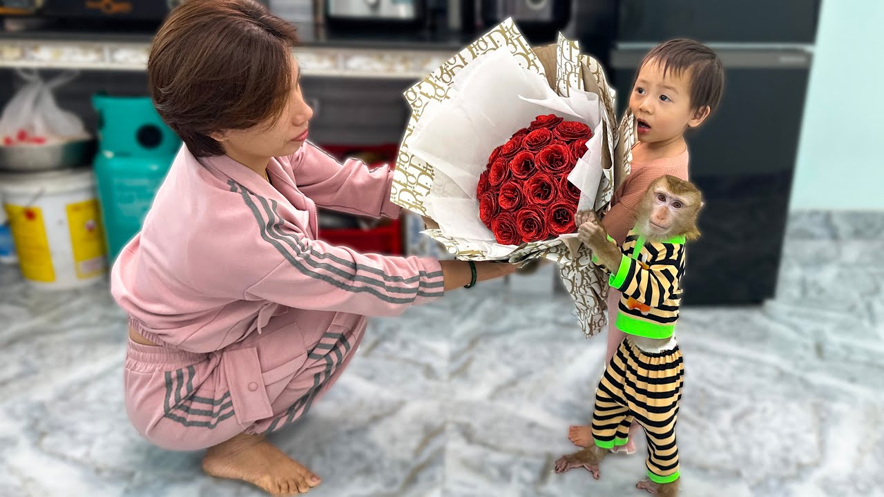 Monkey Kaka and Diem gave flowers to mom on International Women's Day