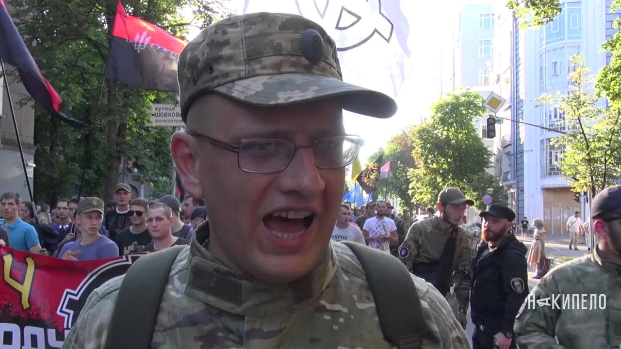 «Правый сектор» и бойцы-добровольцы провели в Киеве «Марш Святослава»