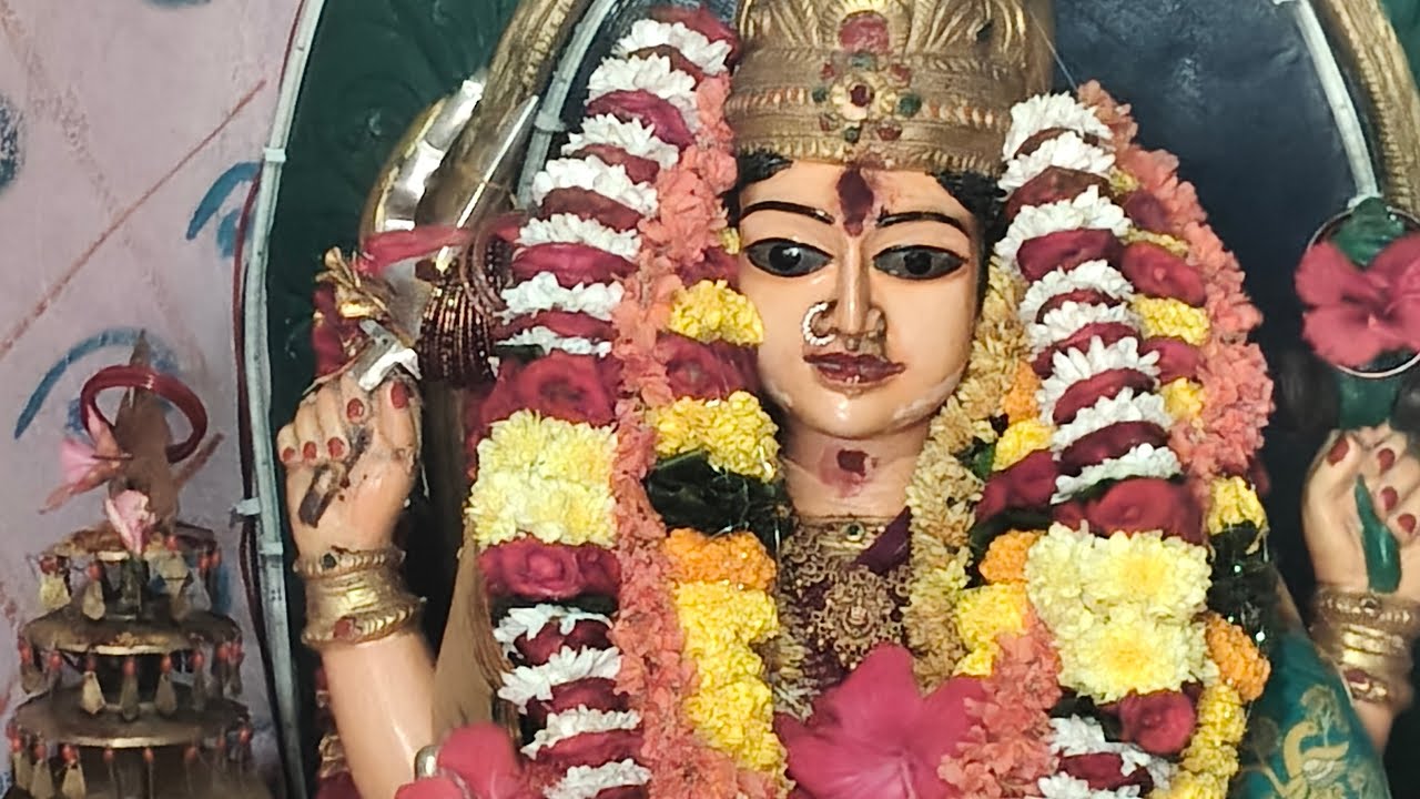 అమ్మవారి అలయం కు తరలివచ్చిన భక్తలు