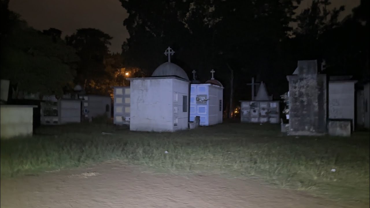 Exploración paranormal de noche en Cementerio la Verbena en Guatemala.