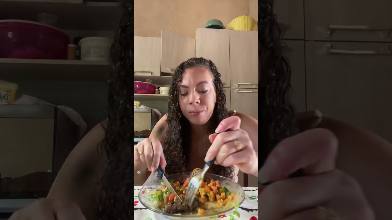 Almoço de hoje arroz com feijão, salada e carne.