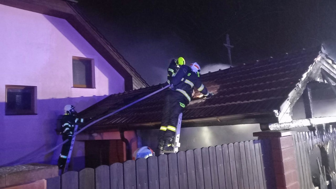 Dva rozsáhlé požáry v kraji: hořelo auto i domy