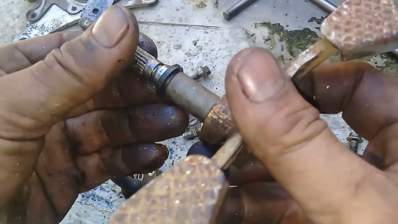 Ganti as tuas maju mundur motor roda tiga (oli gear box kering, gigi keras sampai as patah)