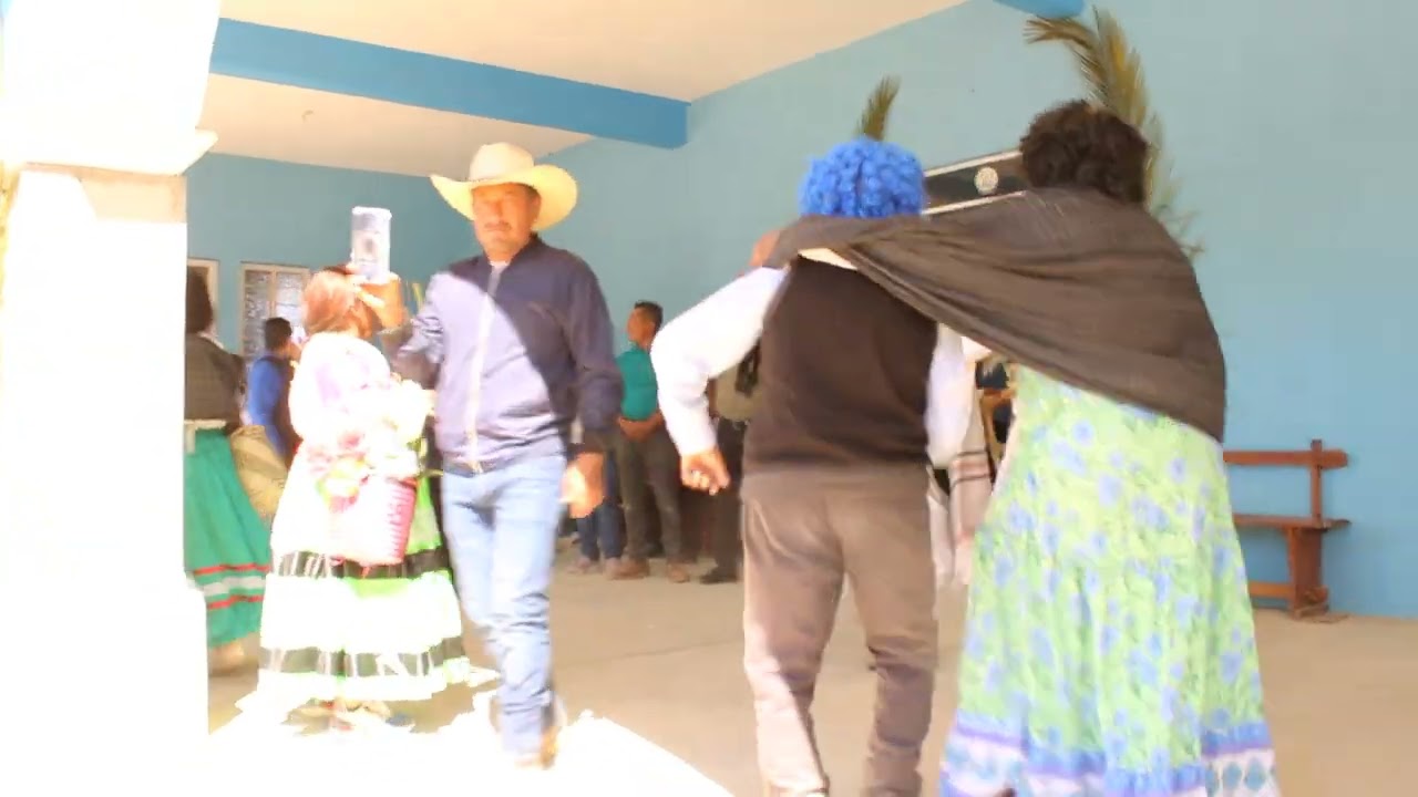 Así sacan a los maromeros las madrinas del pueblo #oaxaca #tradiciones #detierrasmixteca #fyp #viral
