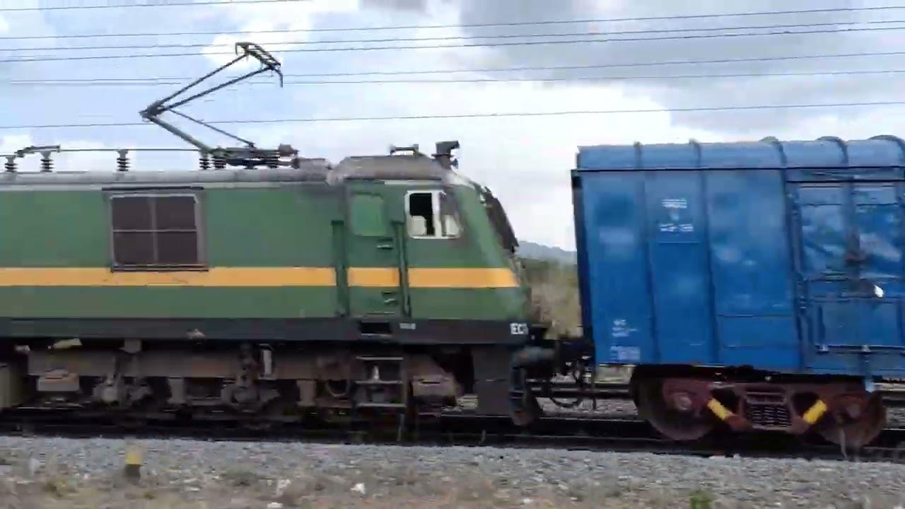 Non Stop Train Crossing Railway Station Platform #trainspeed #fasttrain #train #trainvideo #viral