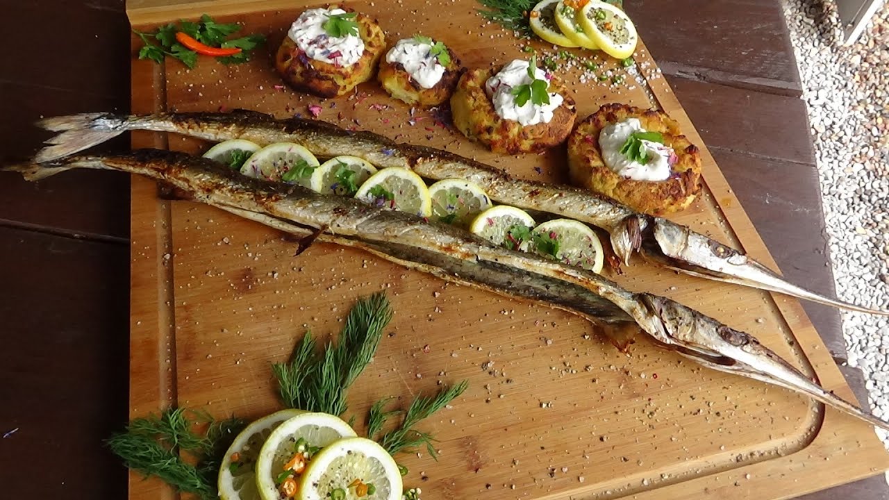 Hornhecht vom Grill, mit deftigen Kloßteigcups und einer Knoblauch-Chili-Creme