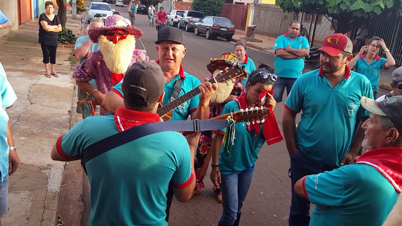 Bandeira das Três Ilhas de Palmital-SP cantando na