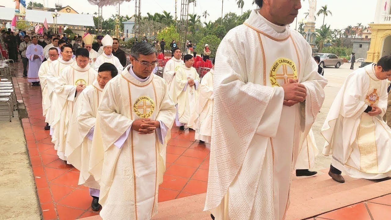 Đón Đoàn Lễ Nghi Vào Dâng Thánh Lễ Đồng Tế Do Đức Cha Giáo Phận Bùi Chu Chủ Sự Thánh Lễ Đồng Tế 