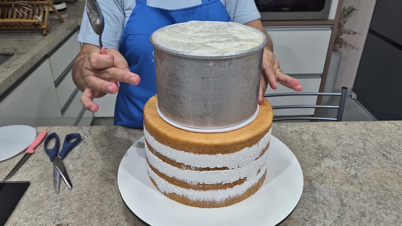 DECORACÃO DE BOLO  COM BASTANTE BRILHO / USEI A MASSA ESTRUTURADA @PARISCAKEDESIGNER