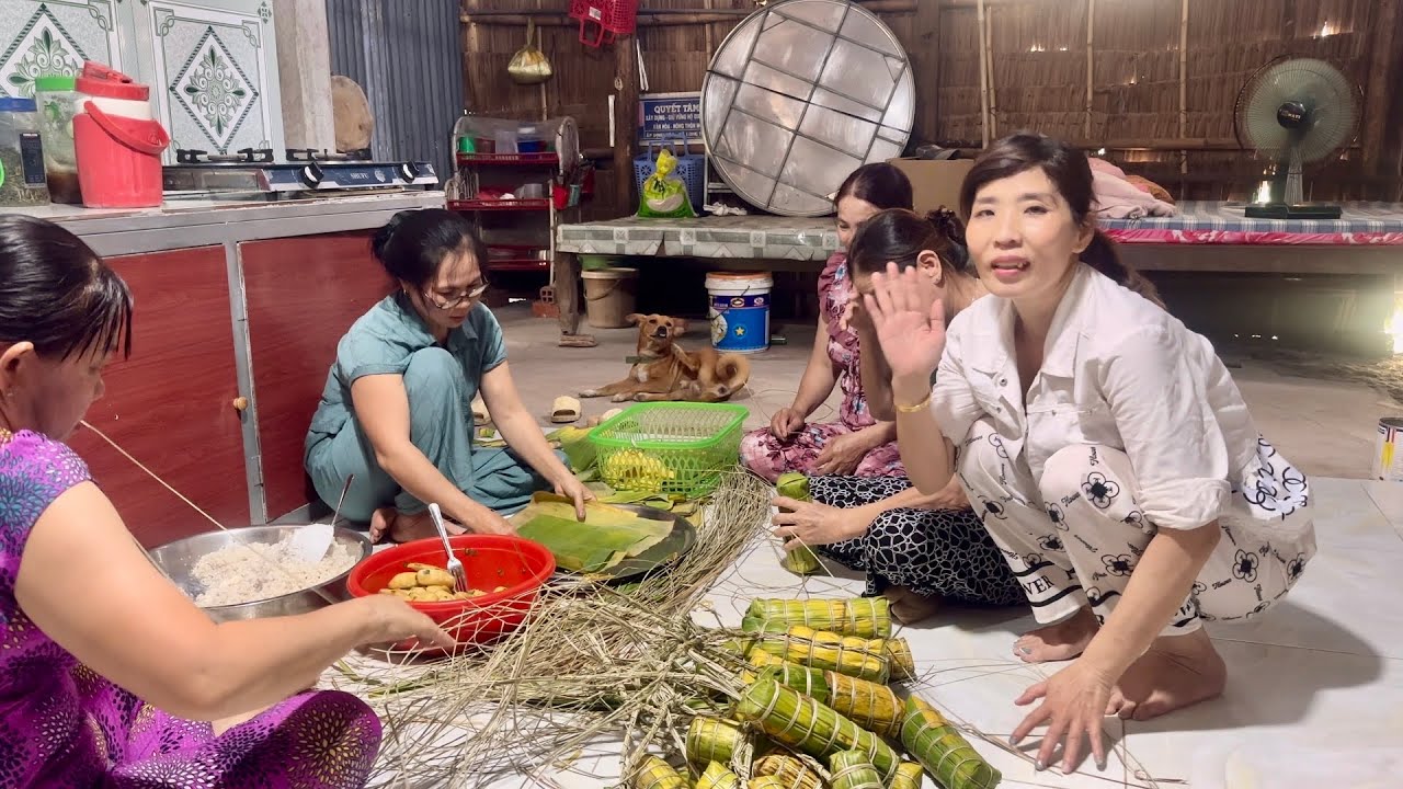 Tết Truyền Thống Việt Nam Bên Nôì Bánh Tét Gia đình Xum hộp Với Tô Mắm Kho Truyền Thống Ngon Tuyệt