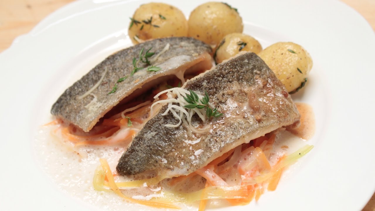 Forellenfilet knusprig gebraten mit Wurzelgemüse und Meerrettich - Schaum