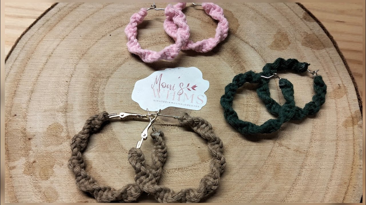 Pendientes de aros hechos con macramé 