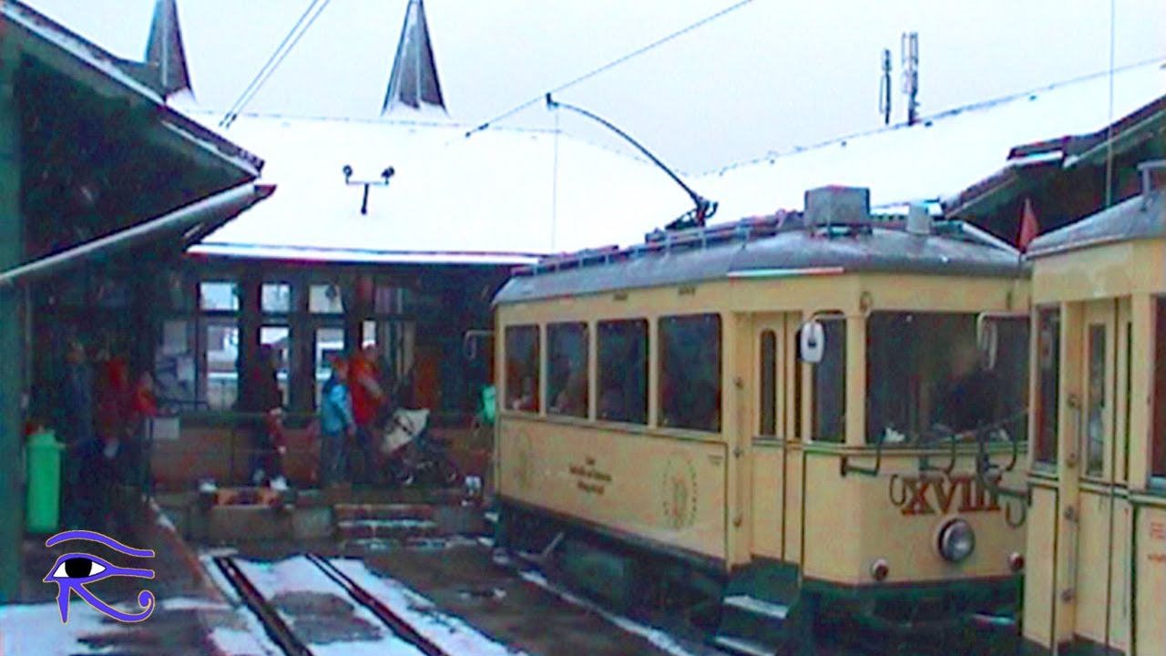 Straßenbahn Linz Pöstlingbergbahn (alt) im Schneetreiben Dezember 2005