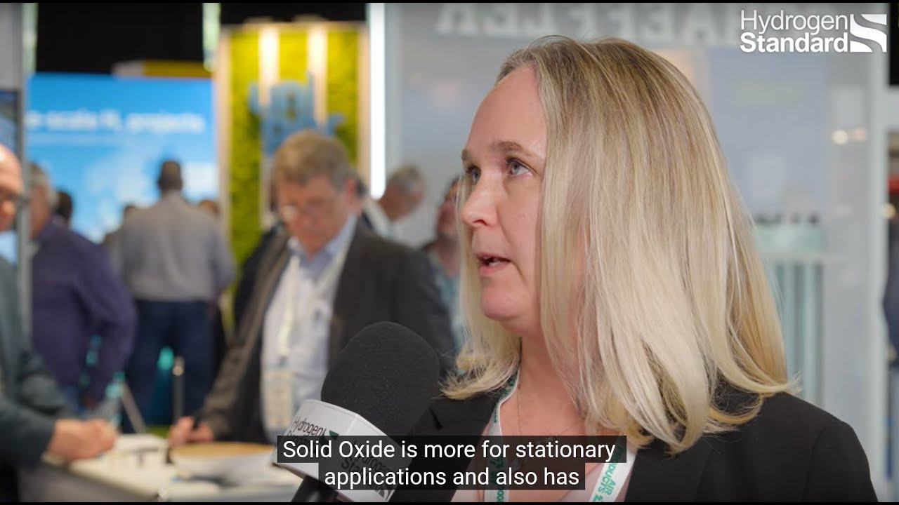 What makes Elcogen's solid oxide fuel cell technology more efficient than other alternatives?