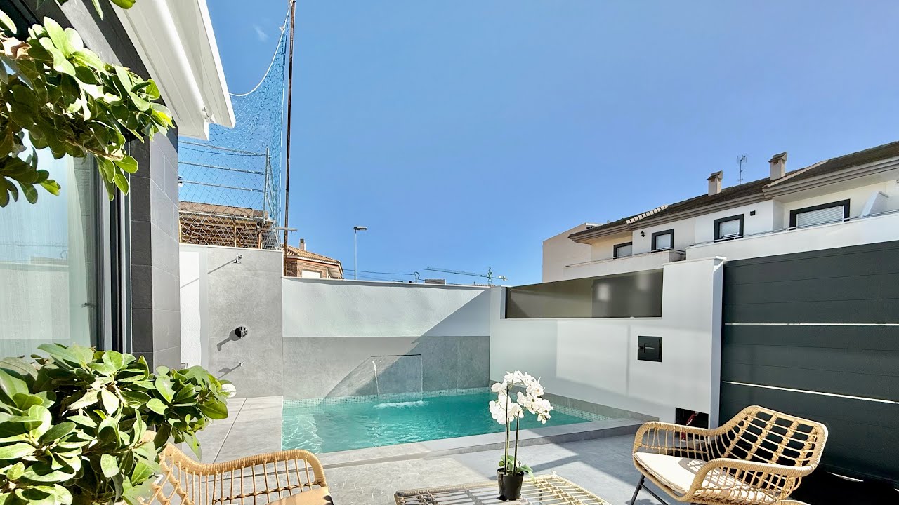 Villas en venta de obra nueva con piscina y solarium en San Javier. Se vende casa en planta baja 