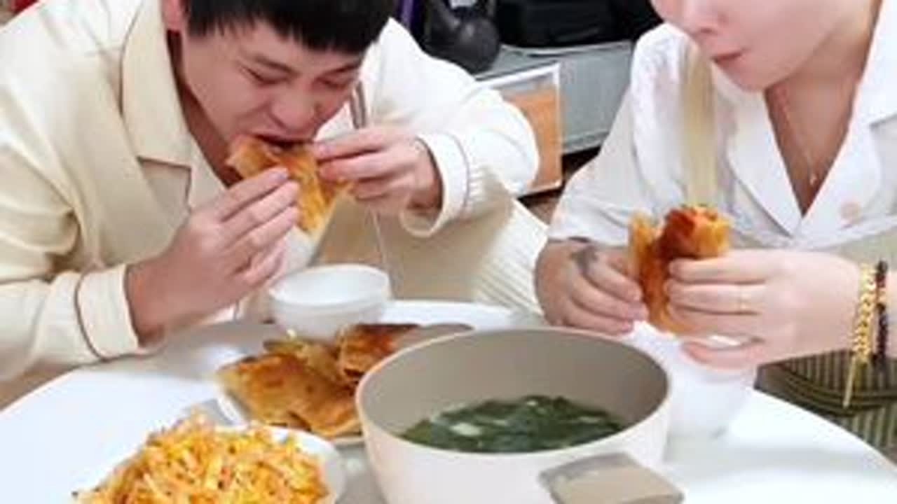 现在录视频全凭状态，没更新的时候我基本在趴窝。吃点饭是越来越费劲了，推荐这个白菜拌粉丝。#爱就是一起吃好多好多顿饭 #记录真实生活 #夫妻日常 #平平淡淡小日子 #怀孕