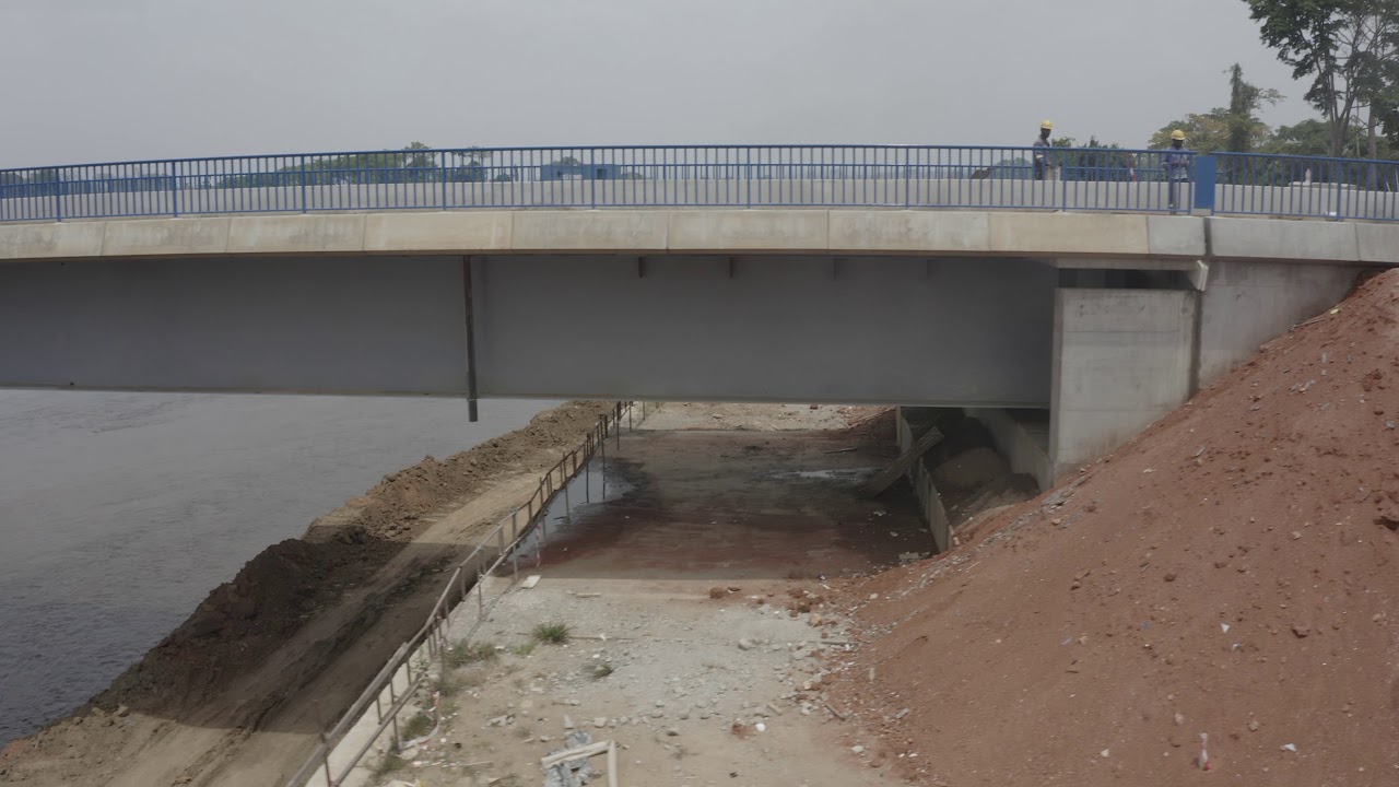 Pont sur la Sanaga &agrave; Natchigal, Cameroun