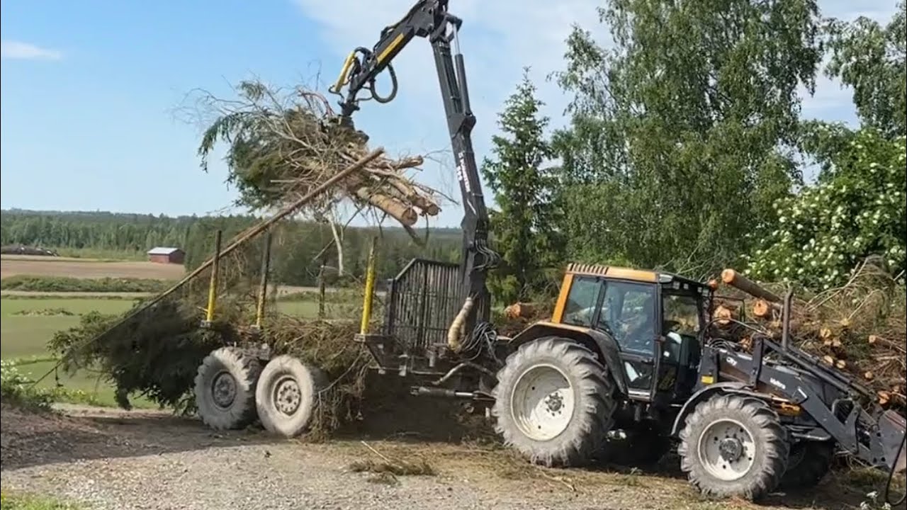 Valtra city + rekkaMies pellonreunasavotan puita ajamassa