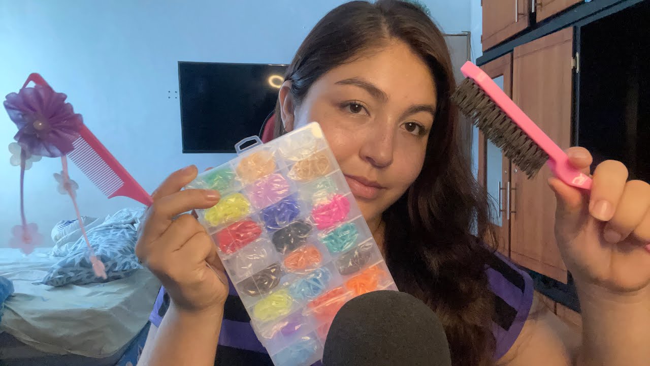 ASMR ESPAÑOL | ERES MI HIJA Y TE PEINO PARA PRIMER DÍA DE ESCUELA  (brush, susurro) 