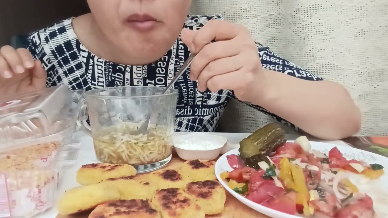 Мукбанг нагетсы, лапша, эклеры 