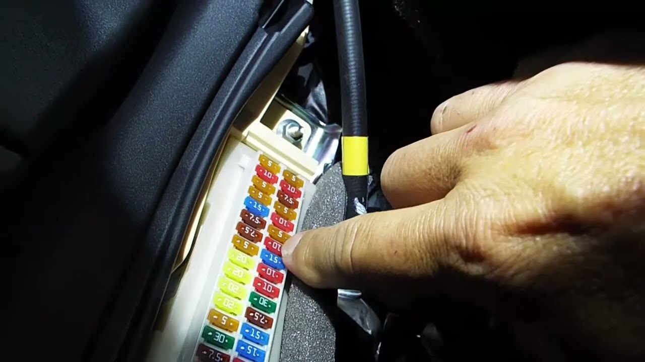 Toyota Highlander,  Fuse Location for 12V Accessory Power Outlet ( Language Dub Reload )