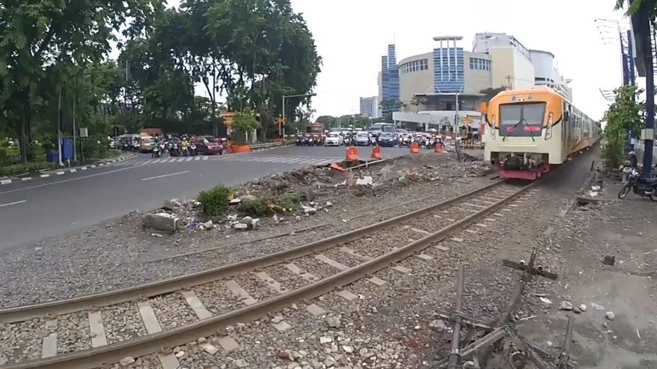 Kereta Luar Biasa di Perlintasan RSI Wonokromo