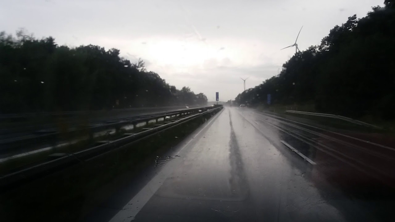 Autobahn A 24 vor Hamburg normale Fahrt durch Blitz, Gewitter, Starkregen
