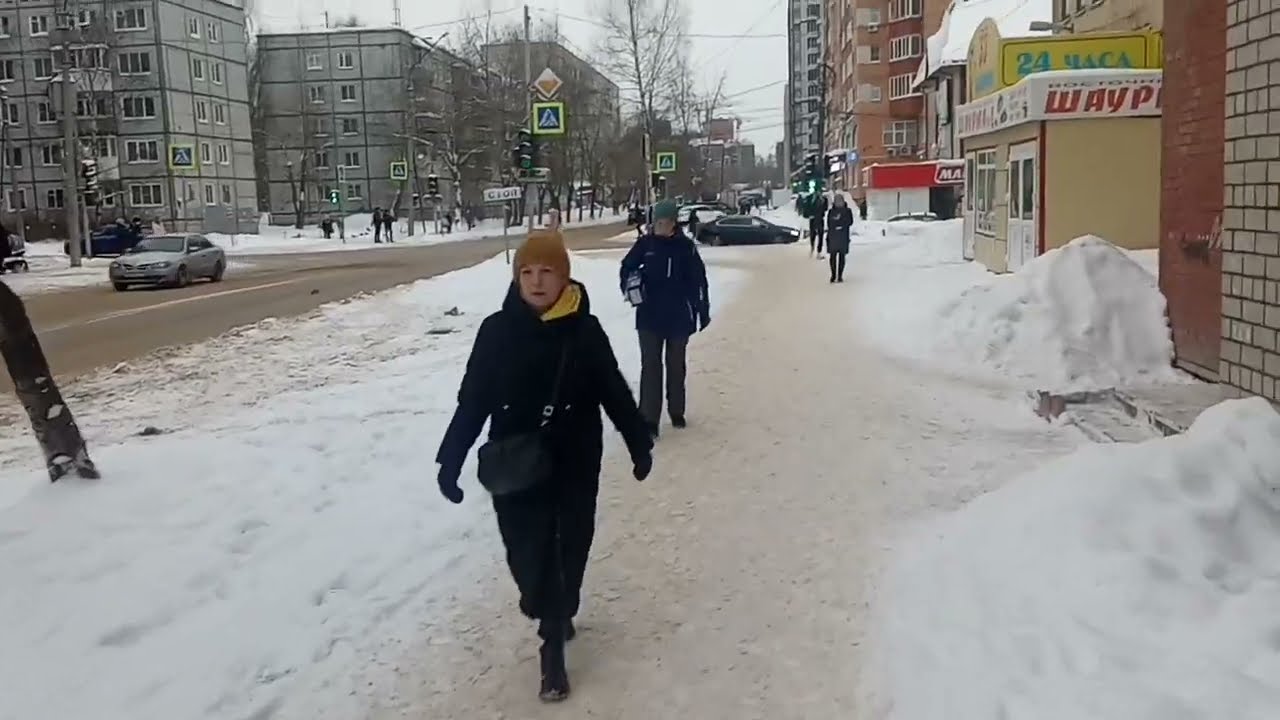 Иду по улицам Сыктывкара. Новые высотки. На улице потеплело.