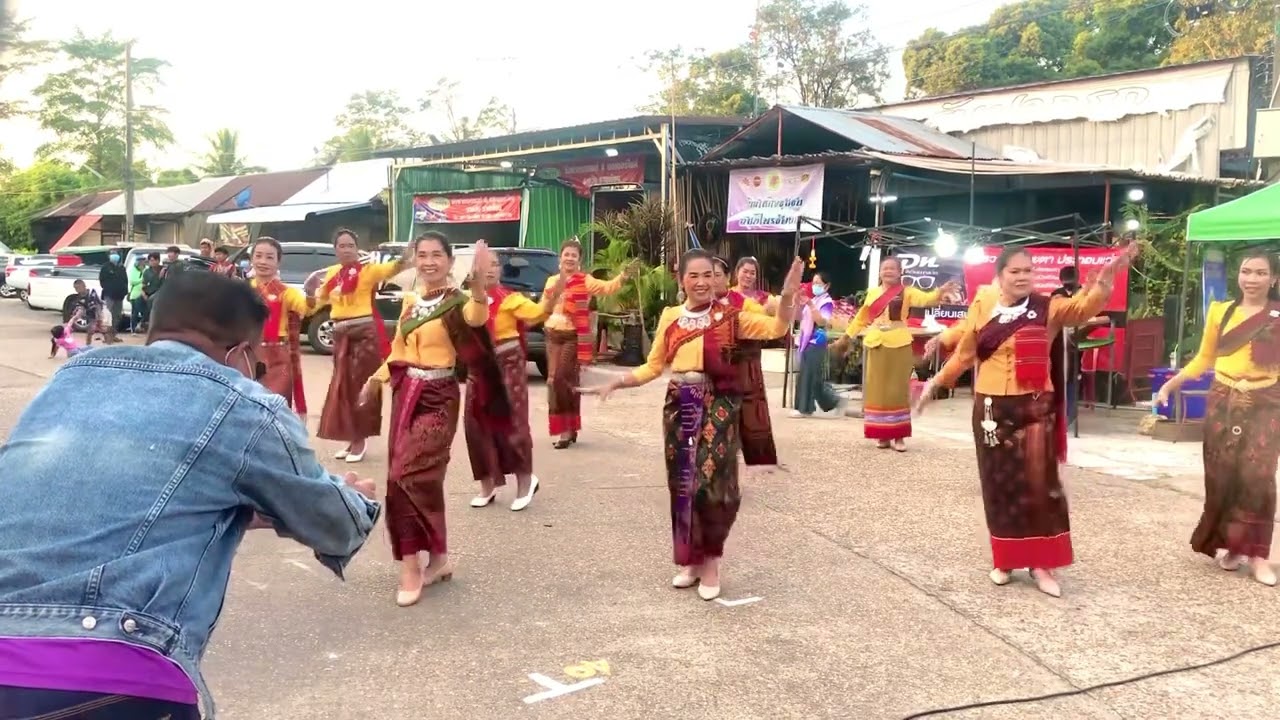 #สวรรค์เมืองลาว#  นางรำเมืองเรืองแสง ฯ ถนนคนเดินช่องเม็กเมืองเรืองแสง  !!