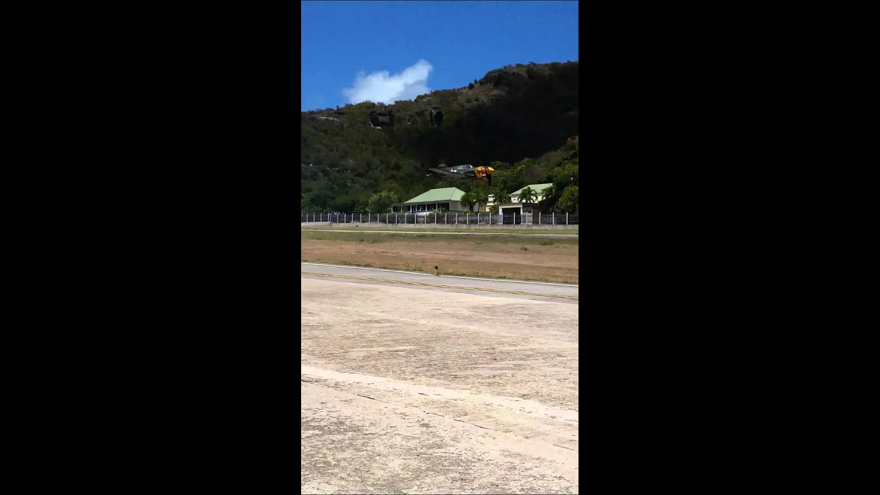 St barth bucket 2015 airshow - warbirds low pass