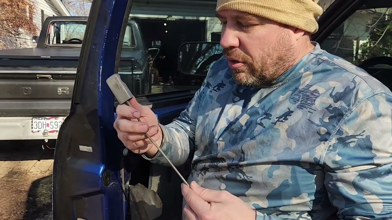 Замена мотора привода дверного замка водительской двери Dodge Ram.
