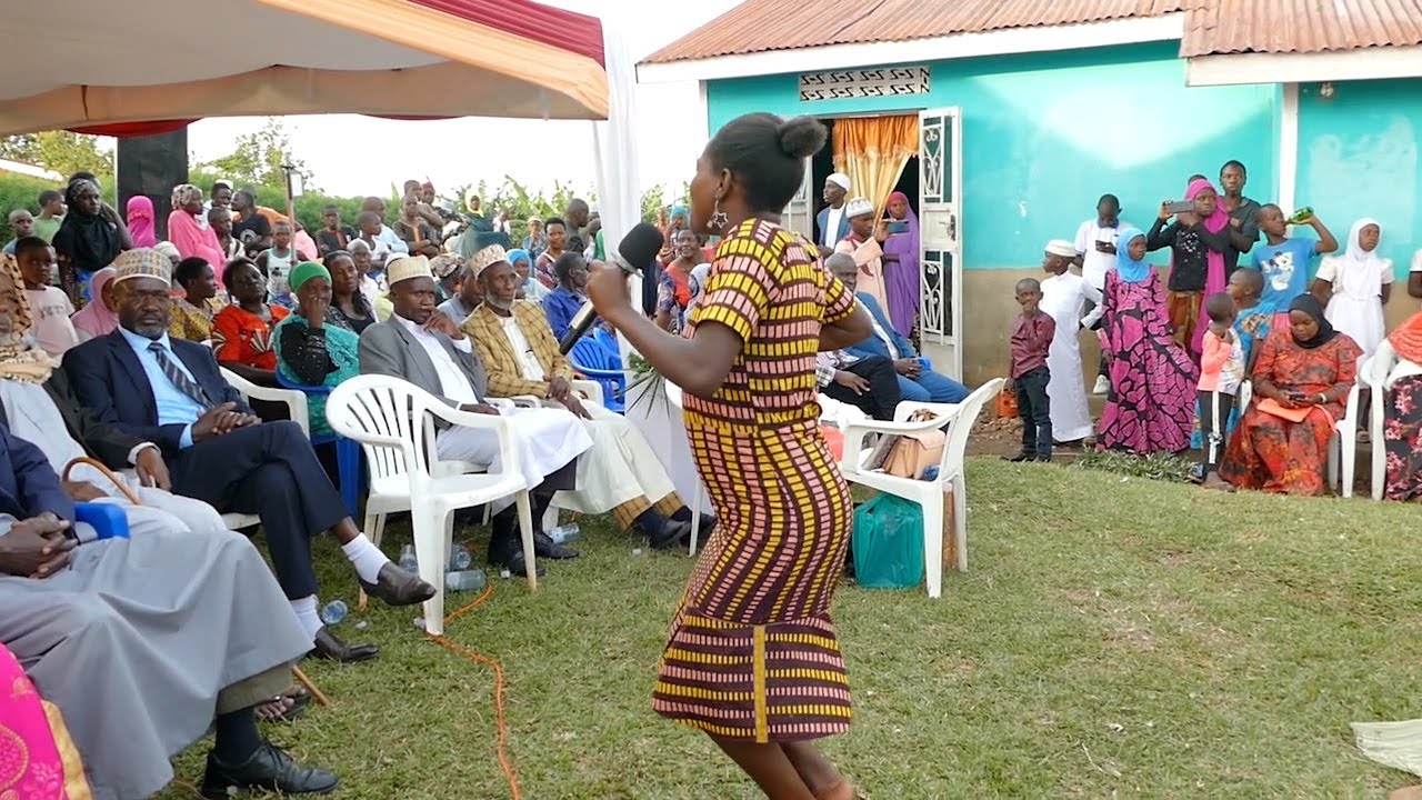 Nyamunyonyi Hit Maker Took #Hajjats_and_Sheiks Attention At Their Daughter's Introduction in Mbarara