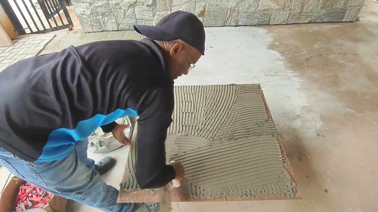Como assentar porcelanato de madeira simples e rápido