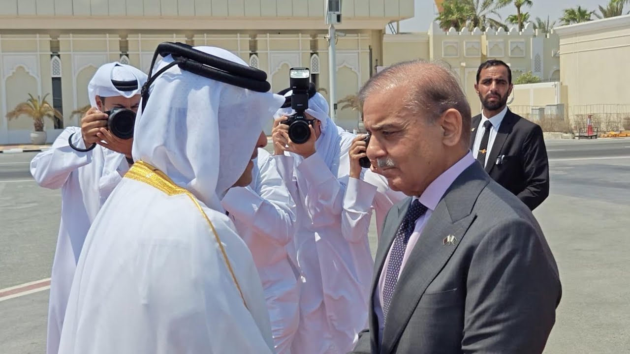 Deputy Prime Minister of Qatar welcomes PM Shehbaz Sharif at Doha Airport
