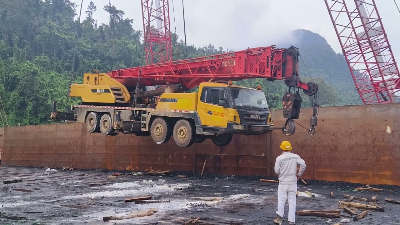 Proses pengangkatan mobile crane sany dari kapal tongkang untuk di turun kan ke darat
