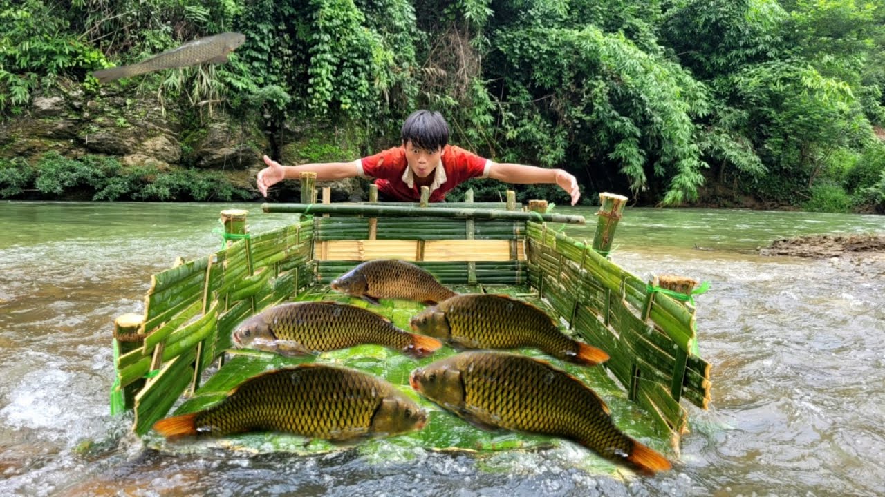 The boy used bamboo to weave a trap to catch fish, and successfully caught  big fish in the stream.