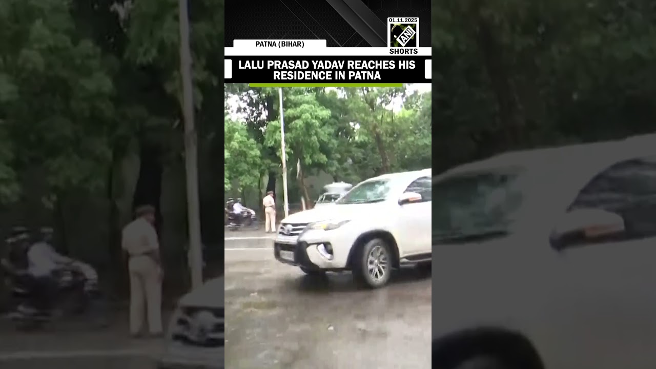 RJD chief Lalu Prasad Yadav reaches his residence in Bihar&rsquo;s capital Patna ahead of Bihar elections